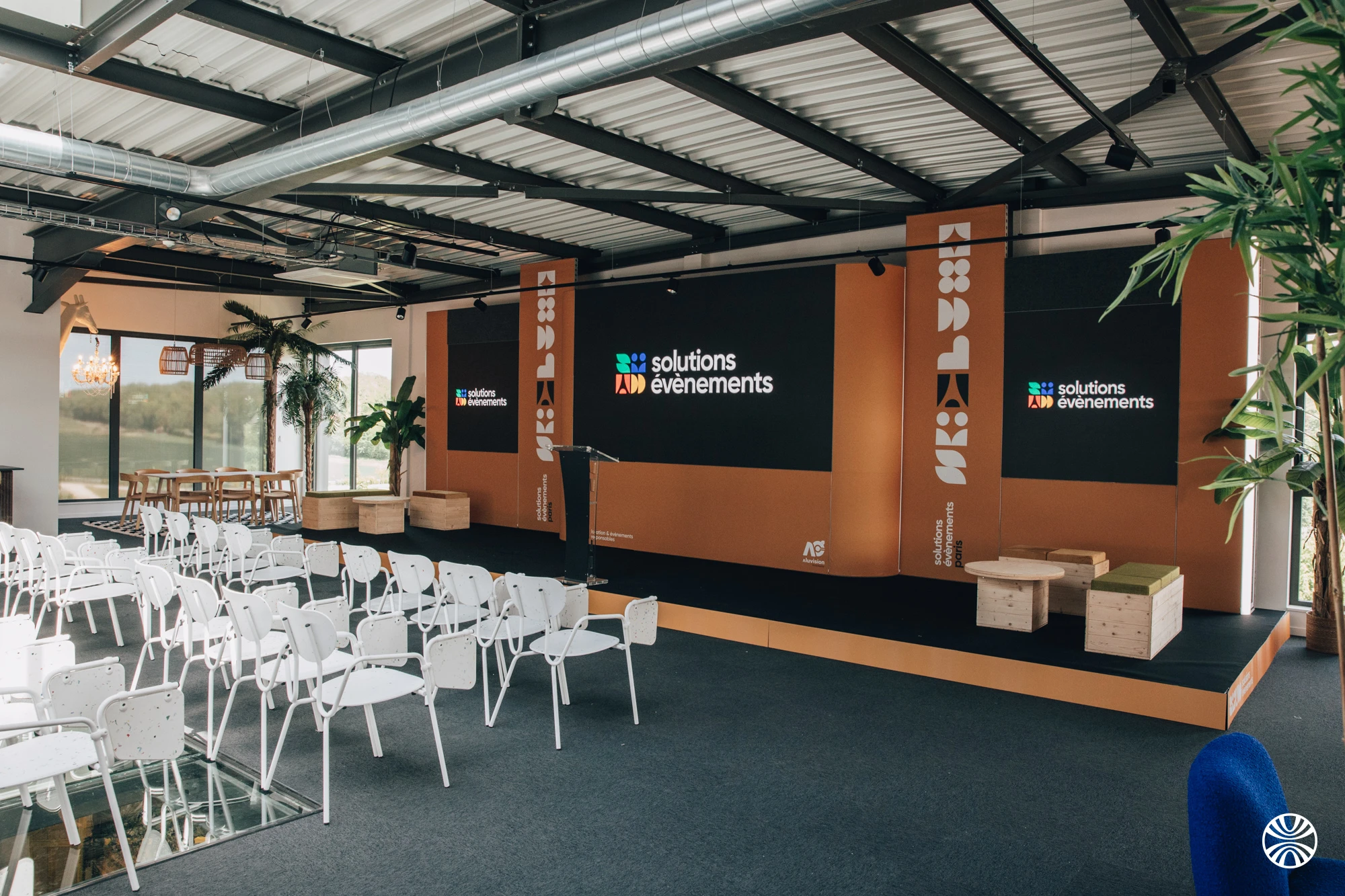 Plénière de séminaire d'entreprise aménagée avec le mobilier Solutions Événements